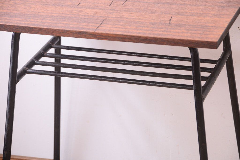 アンティーク家具　シンプルな鉄脚サイドテーブル(2)