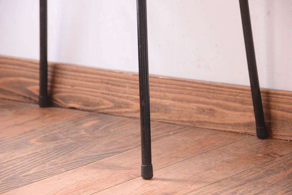 アンティーク家具　シンプルな鉄脚サイドテーブル(2)