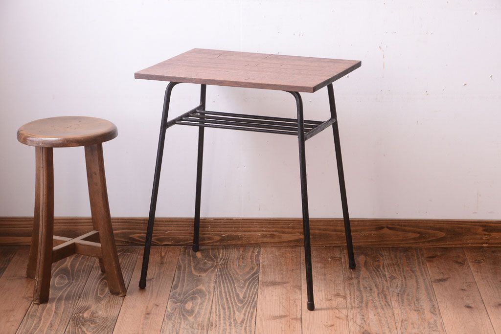 アンティーク家具　シンプルな鉄脚サイドテーブル(2)