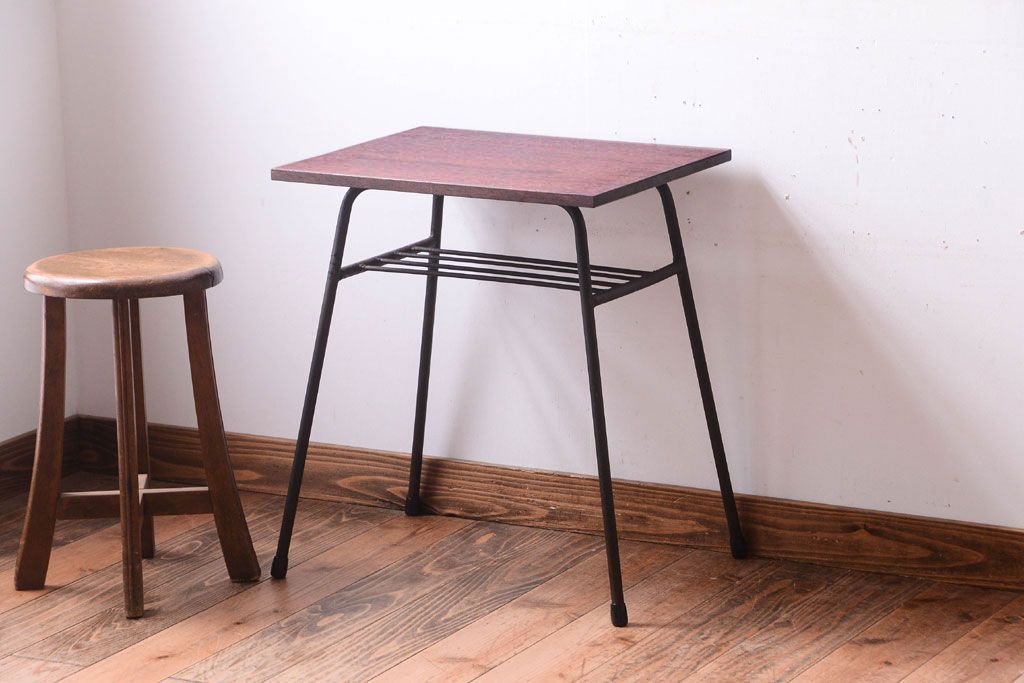 アンティーク家具　シンプルな鉄脚サイドテーブル