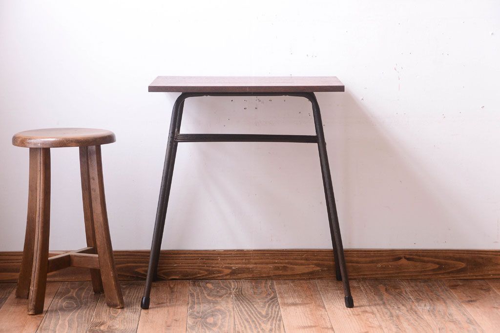 アンティーク家具　シンプルな鉄脚サイドテーブル