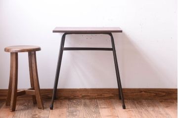 アンティーク家具　シンプルな鉄脚サイドテーブル