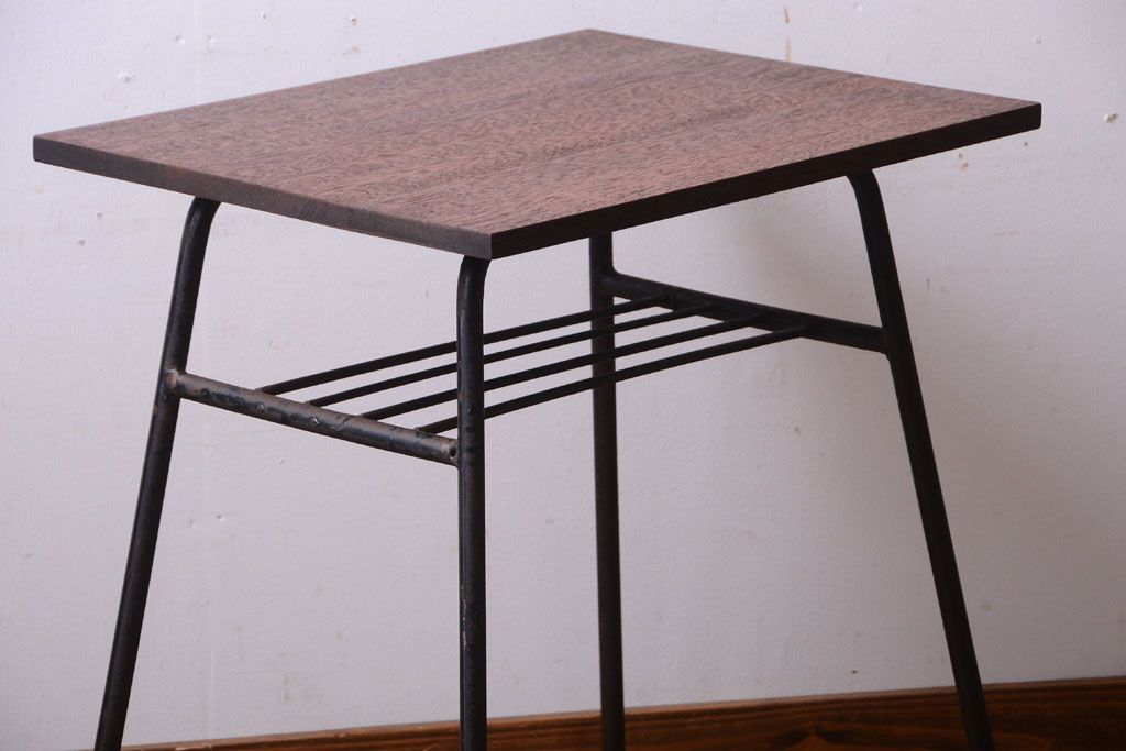 アンティーク家具　シンプルな鉄脚サイドテーブル