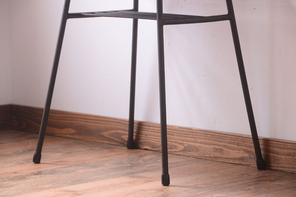 アンティーク家具　シンプルな鉄脚サイドテーブル