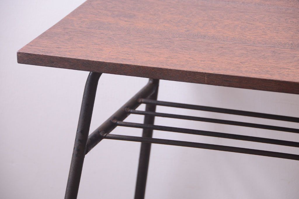 アンティーク家具　シンプルな鉄脚サイドテーブル