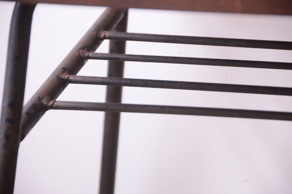 アンティーク家具　シンプルな鉄脚サイドテーブル