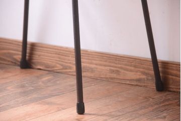 アンティーク家具　シンプルな鉄脚サイドテーブル