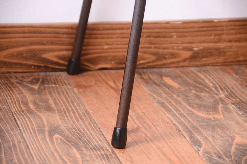 アンティーク家具　シンプルな鉄脚サイドテーブル