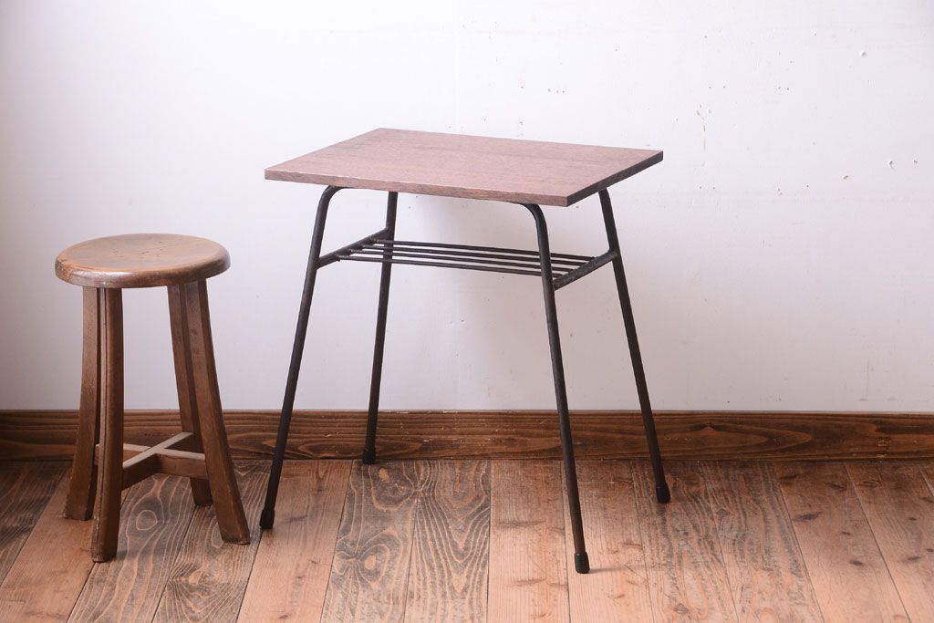 アンティーク家具　シンプルな鉄脚サイドテーブル