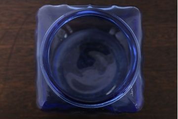 アンティーク雑貨　和製アンティーク　大正〜昭和　戦前　プラスチック蓋の青色ガラス瓶