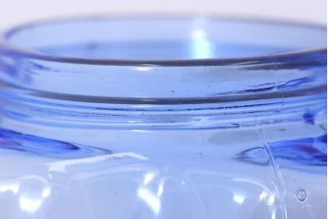 アンティーク雑貨　和製アンティーク　大正〜昭和　戦前　プラスチック蓋の青色ガラス瓶
