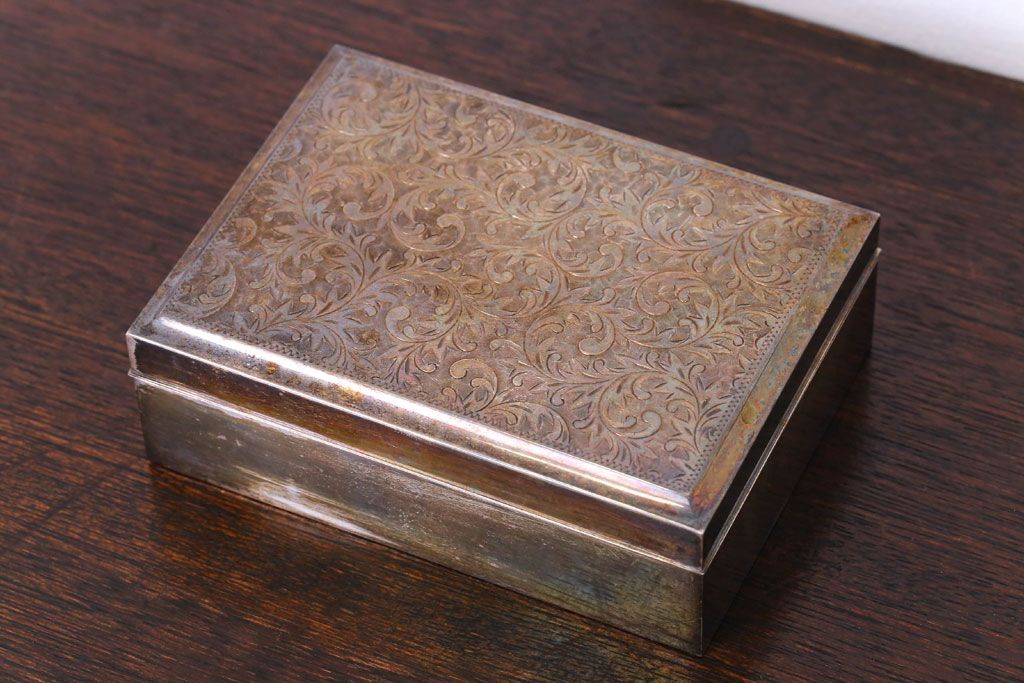 アンティーク雑貨　和製アンティーク　毛彫唐草文様　古い卓上シガレットケース(小物入れ・銀)