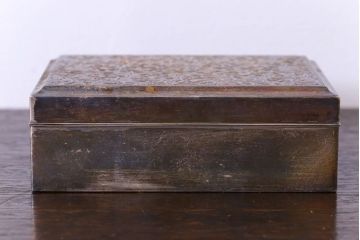 アンティーク雑貨　和製アンティーク　毛彫唐草文様　古い卓上シガレットケース(小物入れ・銀)