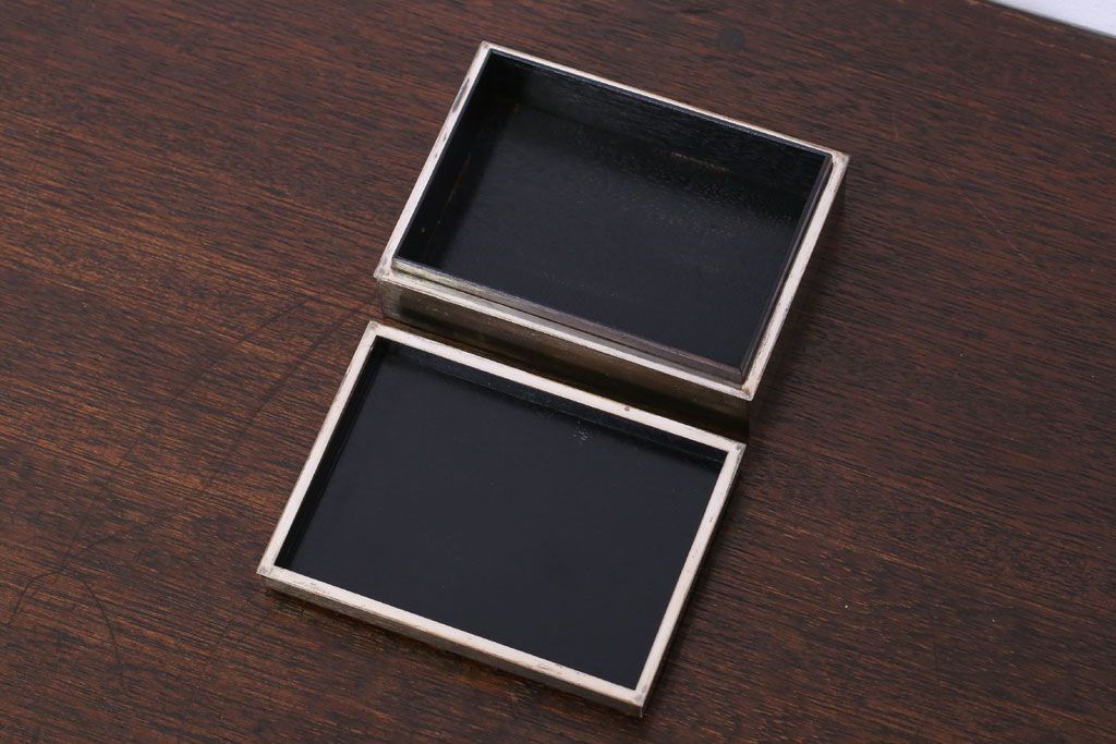 アンティーク雑貨　和製アンティーク　毛彫唐草文様　古い卓上シガレットケース(小物入れ・銀)