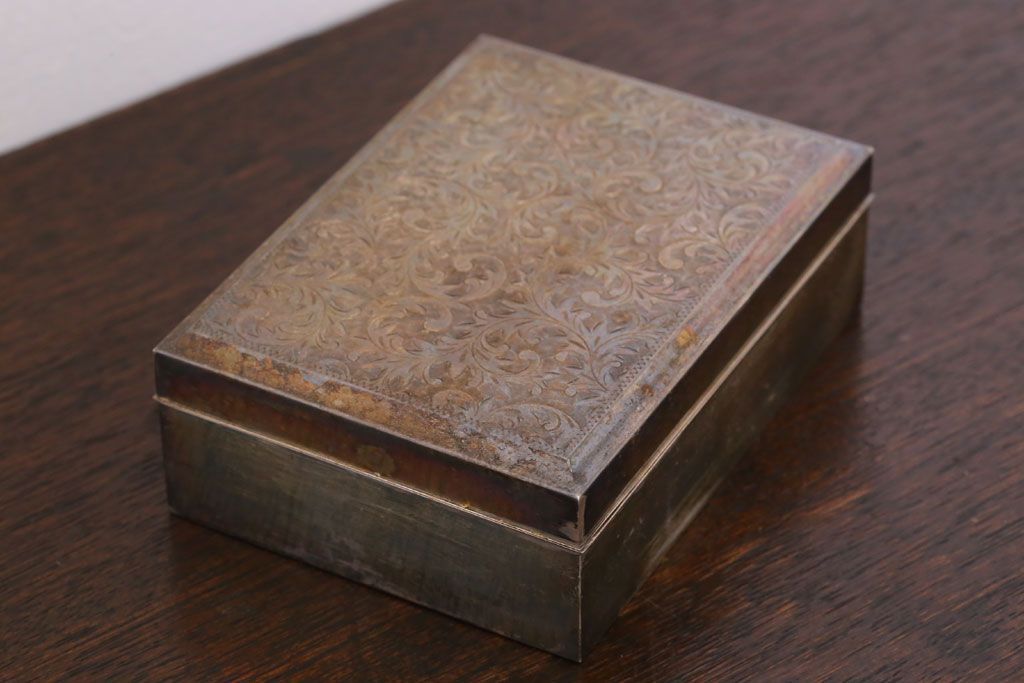 アンティーク雑貨　和製アンティーク　毛彫唐草文様　古い卓上シガレットケース(小物入れ・銀)
