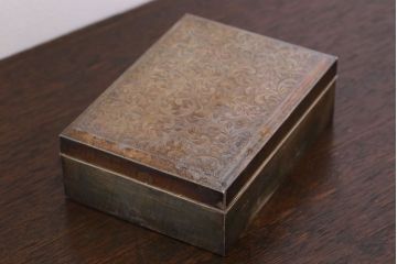 アンティーク雑貨　和製アンティーク　毛彫唐草文様　古い卓上シガレットケース(小物入れ・銀)