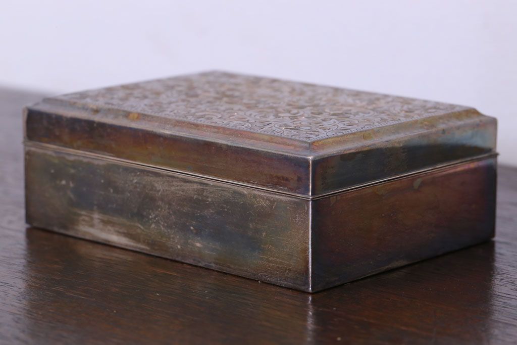 アンティーク雑貨　和製アンティーク　毛彫唐草文様　古い卓上シガレットケース(小物入れ・銀)