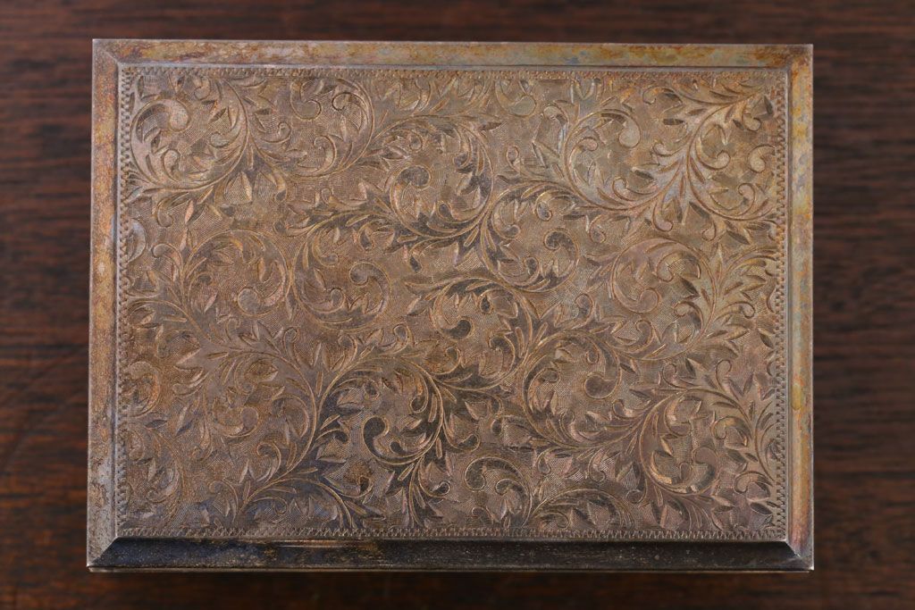 アンティーク雑貨　和製アンティーク　毛彫唐草文様　古い卓上シガレットケース(小物入れ・銀)