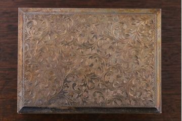 アンティーク雑貨　和製アンティーク　毛彫唐草文様　古い卓上シガレットケース(小物入れ・銀)