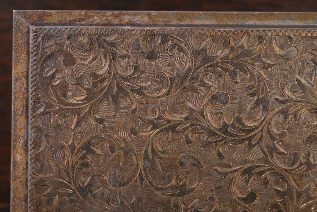 アンティーク雑貨　和製アンティーク　毛彫唐草文様　古い卓上シガレットケース(小物入れ・銀)