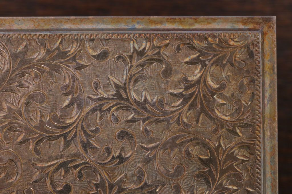 アンティーク雑貨　和製アンティーク　毛彫唐草文様　古い卓上シガレットケース(小物入れ・銀)