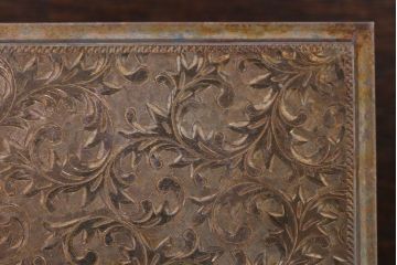 アンティーク雑貨　和製アンティーク　毛彫唐草文様　古い卓上シガレットケース(小物入れ・銀)