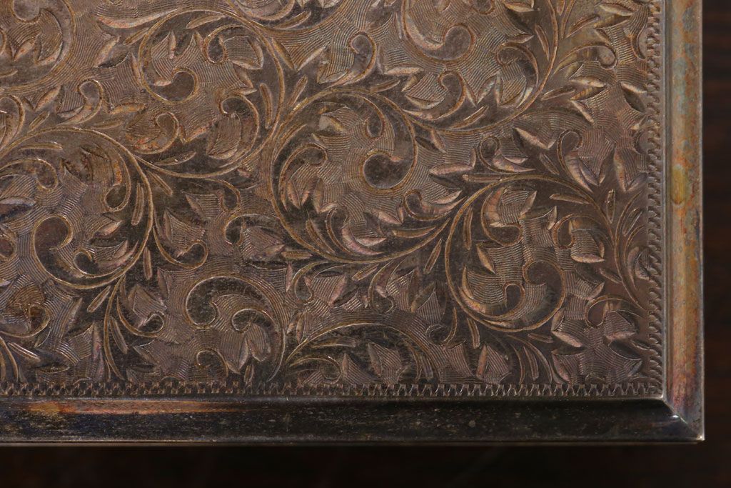 アンティーク雑貨　和製アンティーク　毛彫唐草文様　古い卓上シガレットケース(小物入れ・銀)