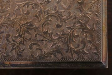 アンティーク雑貨　和製アンティーク　毛彫唐草文様　古い卓上シガレットケース(小物入れ・銀)