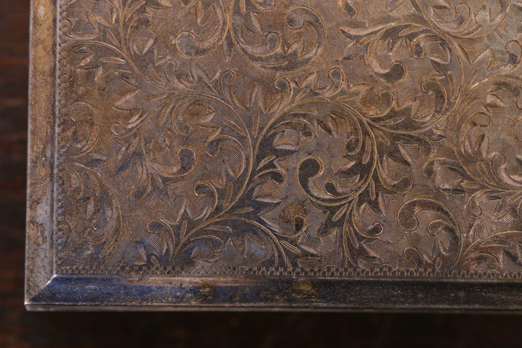 アンティーク雑貨　和製アンティーク　毛彫唐草文様　古い卓上シガレットケース(小物入れ・銀)