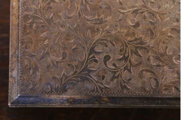 アンティーク雑貨　和製アンティーク　毛彫唐草文様　古い卓上シガレットケース(小物入れ・銀)