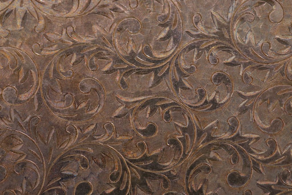 アンティーク雑貨　和製アンティーク　毛彫唐草文様　古い卓上シガレットケース(小物入れ・銀)