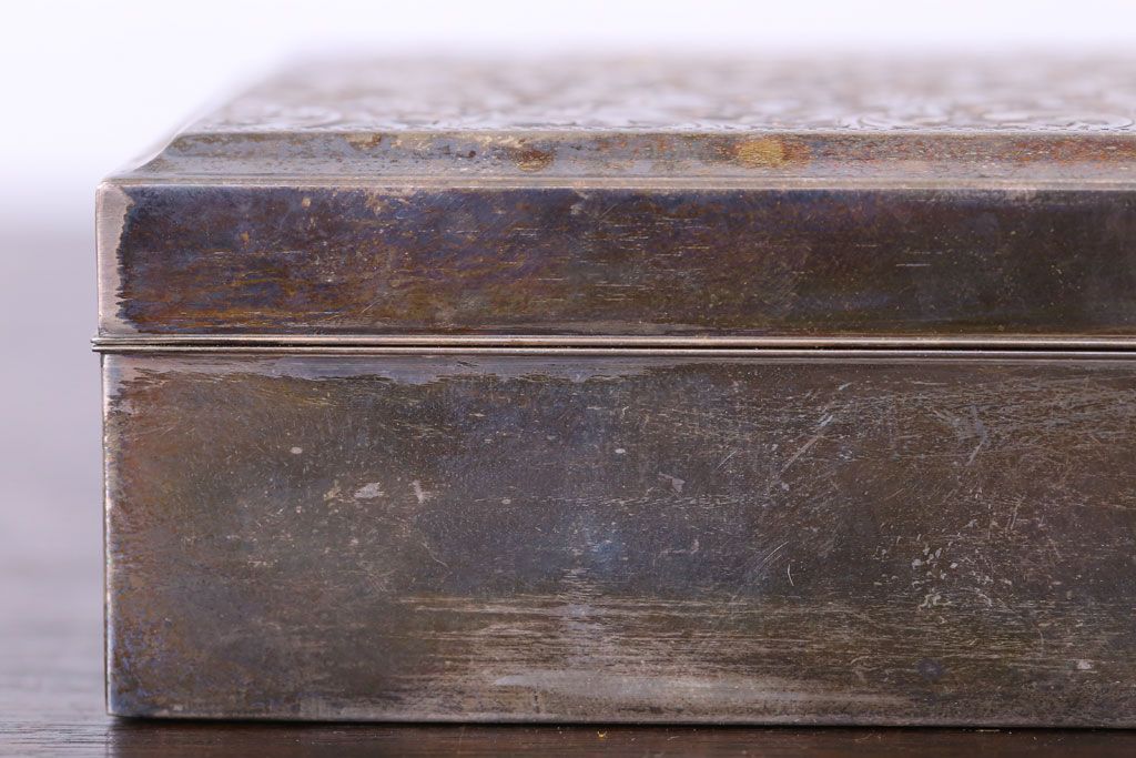 アンティーク雑貨　和製アンティーク　毛彫唐草文様　古い卓上シガレットケース(小物入れ・銀)