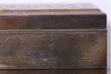 アンティーク雑貨　和製アンティーク　毛彫唐草文様　古い卓上シガレットケース(小物入れ・銀)