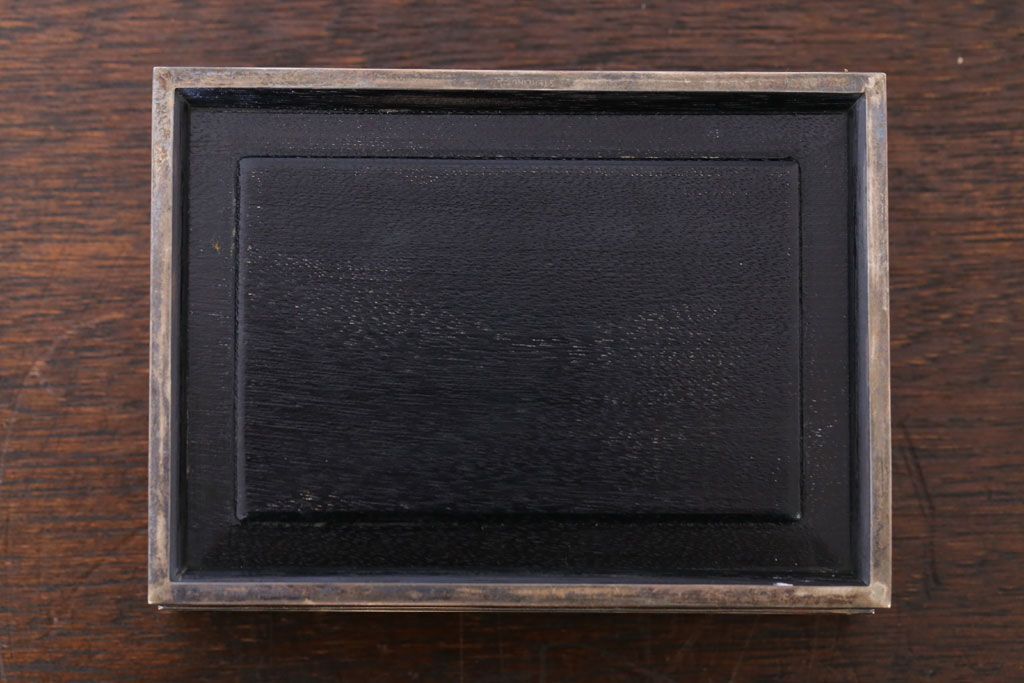 アンティーク雑貨　和製アンティーク　毛彫唐草文様　古い卓上シガレットケース(小物入れ・銀)