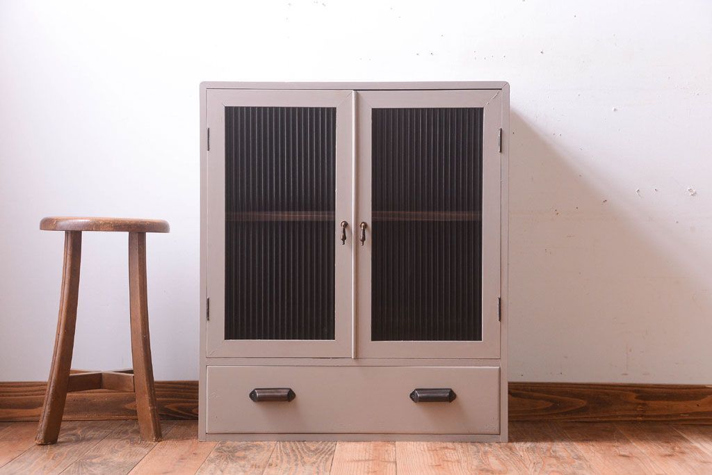 アンティーク家具　引き出し付き!モールガラス入りのおしゃれなペイント収納棚