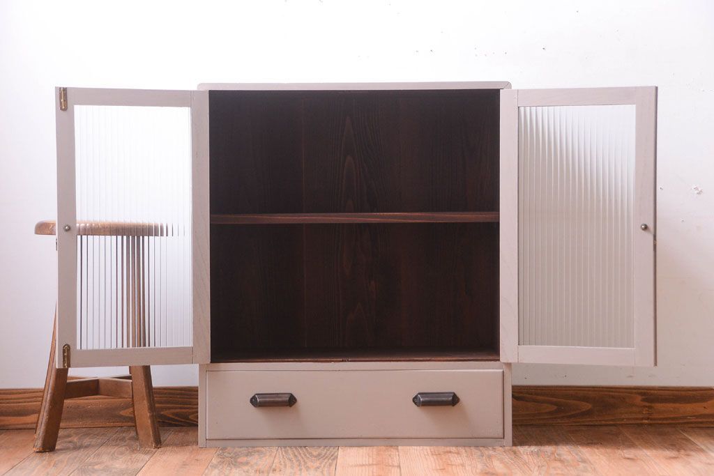 アンティーク家具　引き出し付き!モールガラス入りのおしゃれなペイント収納棚