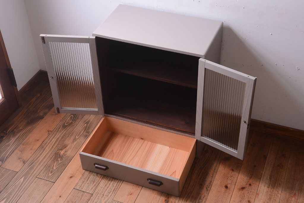 アンティーク家具　引き出し付き!モールガラス入りのおしゃれなペイント収納棚