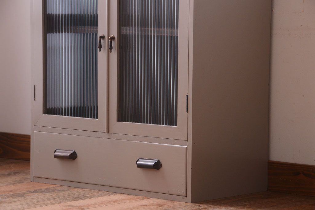 アンティーク家具　引き出し付き!モールガラス入りのおしゃれなペイント収納棚