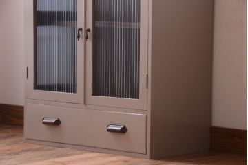 アンティーク家具　引き出し付き!モールガラス入りのおしゃれなペイント収納棚