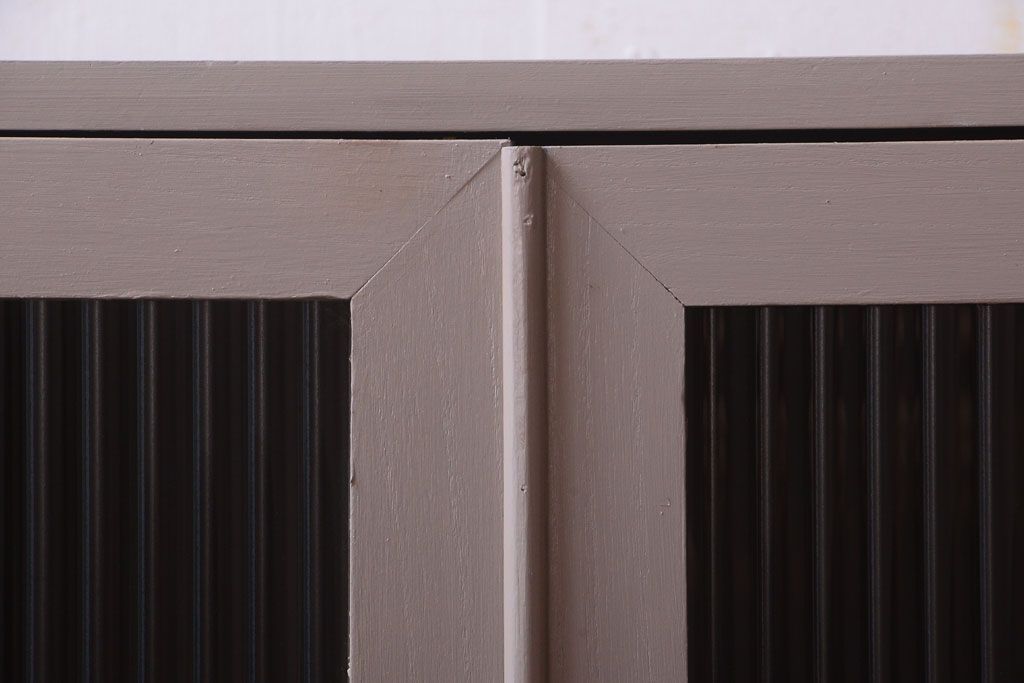 アンティーク家具　引き出し付き!モールガラス入りのおしゃれなペイント収納棚