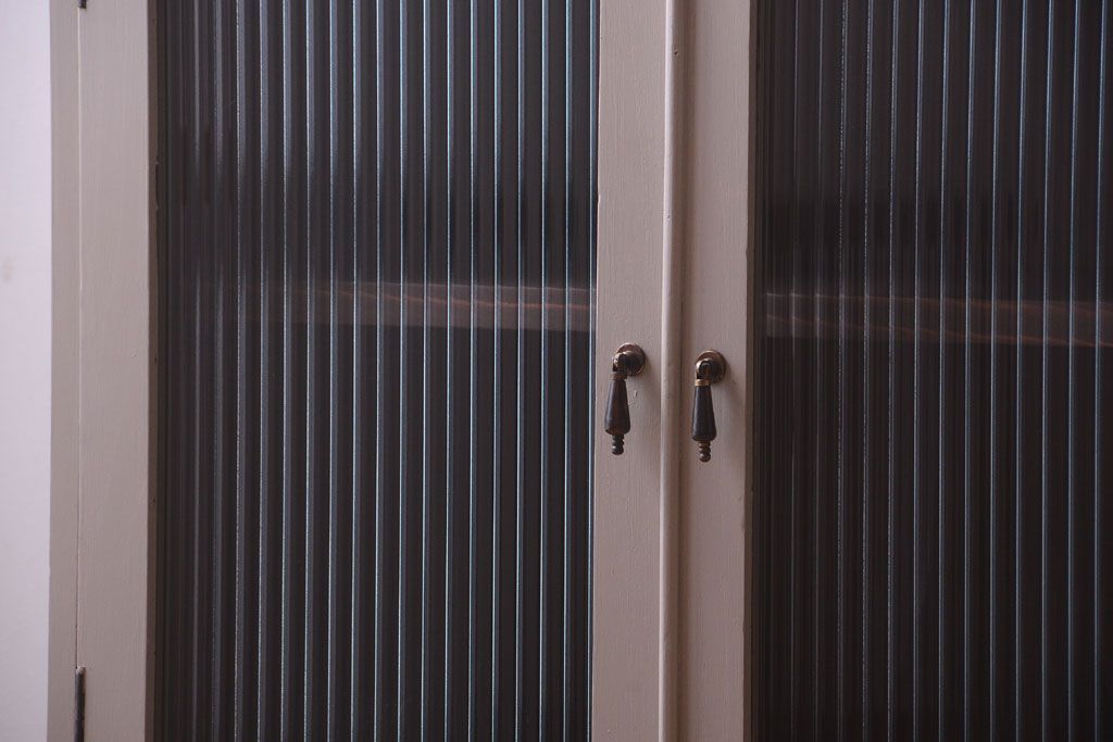 アンティーク家具　引き出し付き!モールガラス入りのおしゃれなペイント収納棚