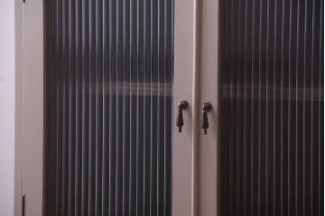 アンティーク家具　引き出し付き!モールガラス入りのおしゃれなペイント収納棚