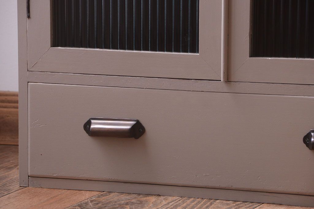 アンティーク家具　引き出し付き!モールガラス入りのおしゃれなペイント収納棚