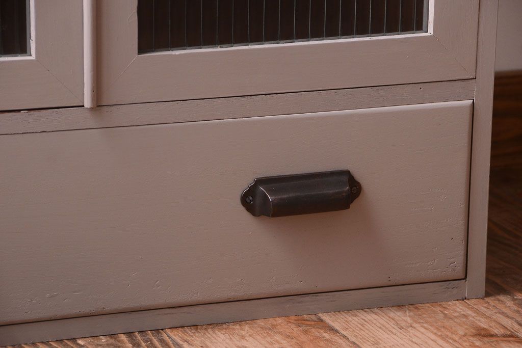 アンティーク家具　引き出し付き!モールガラス入りのおしゃれなペイント収納棚