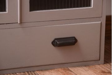 アンティーク家具　引き出し付き!モールガラス入りのおしゃれなペイント収納棚