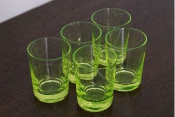 アンティーク雑貨　和製アンティーク　ウランガラスのコップ(5点セット)