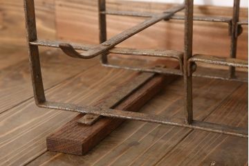 アンティーク雑貨　和製アンティーク　台付き!昭和レトロな3連ガラス瓶(猫瓶)