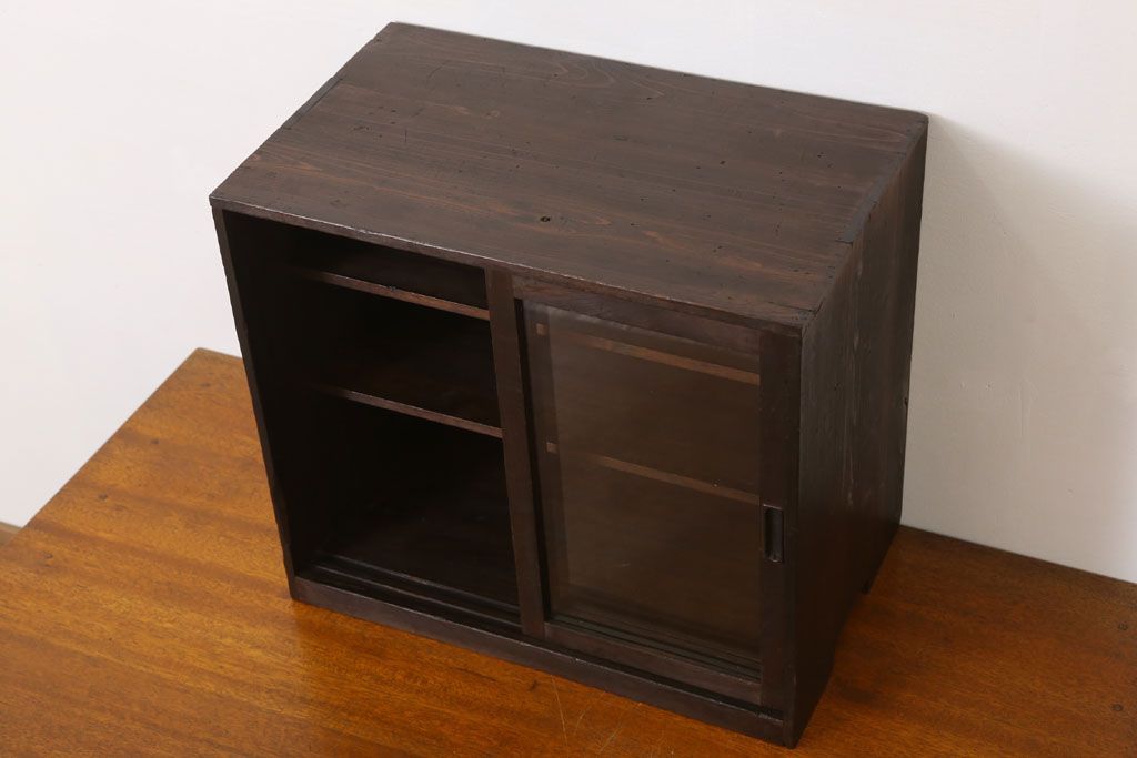 アンティーク家具　クリアガラス引き戸!古い木製の小さな収納棚