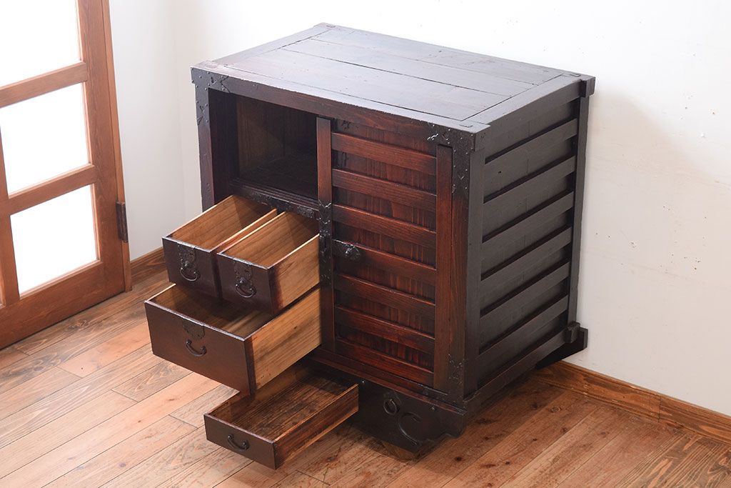 アンティーク家具　古民具・骨董　江戸期　凝った造りの米沢車箪笥