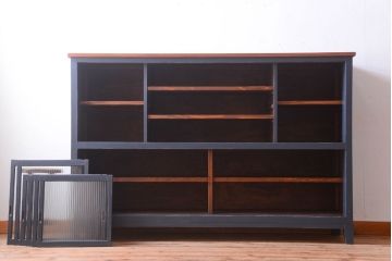 アンティーク家具　モールガラス入り!アンティークペイントの脚付きガラス戸棚